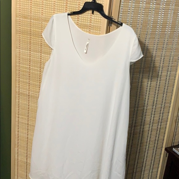 White dress - Picture 3 of 4